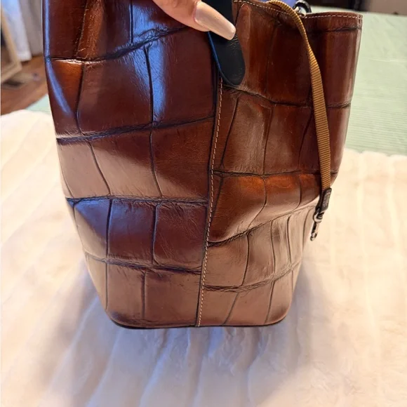 Dooney & Bourke Tan Croc-Embossed Shoulder Bag with wallet - Picture 5 of 7